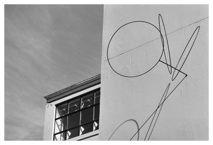 Wire sculpture shadows