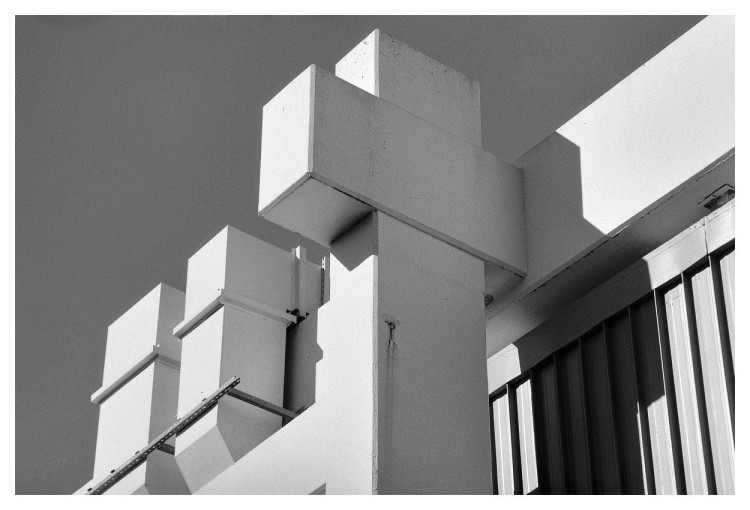 Cross pillars